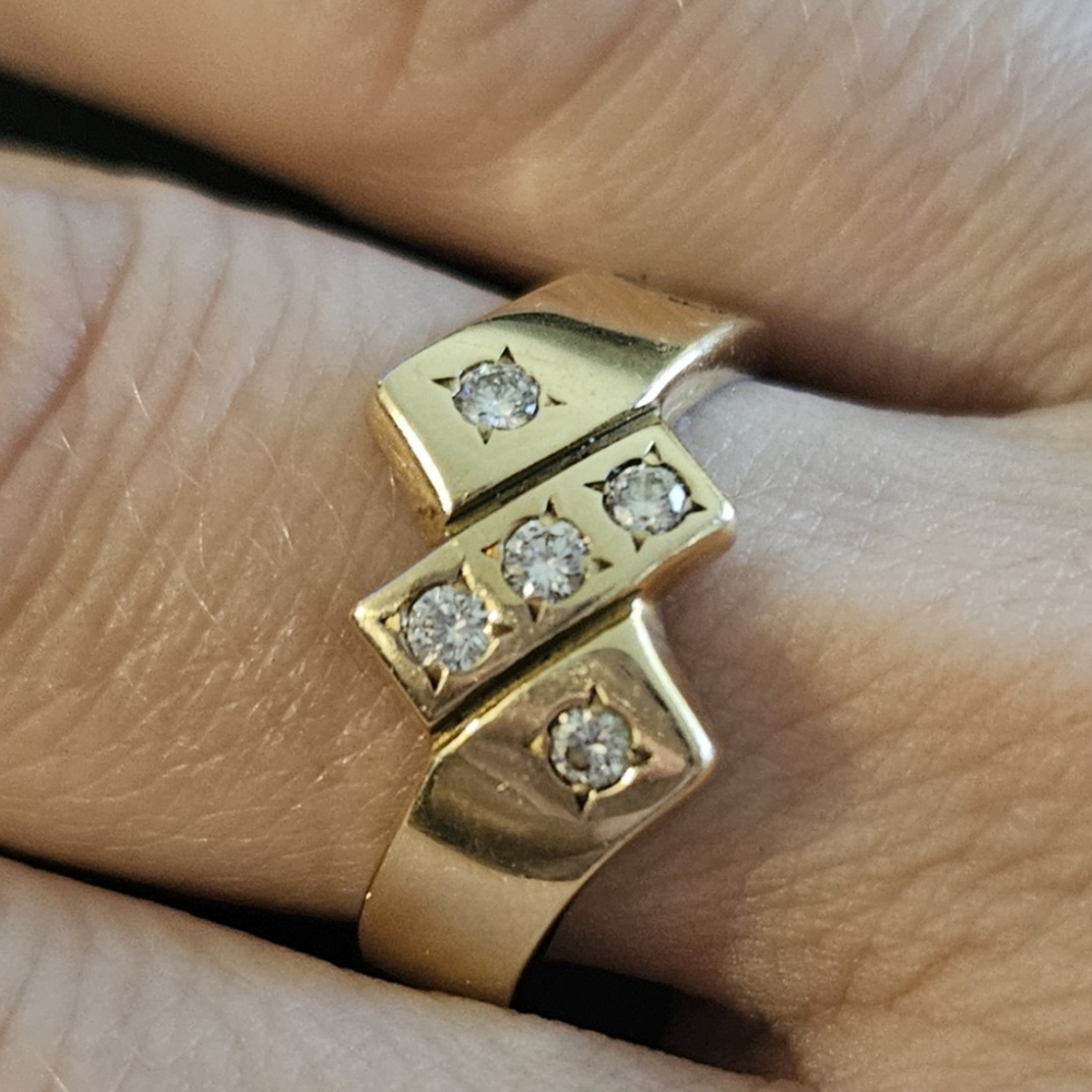 Womens gold and diamond ring sz 7.5